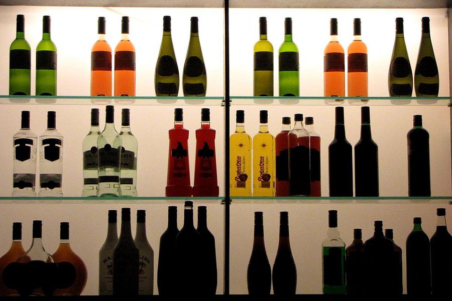 1024px-Flessen_drank.jpg