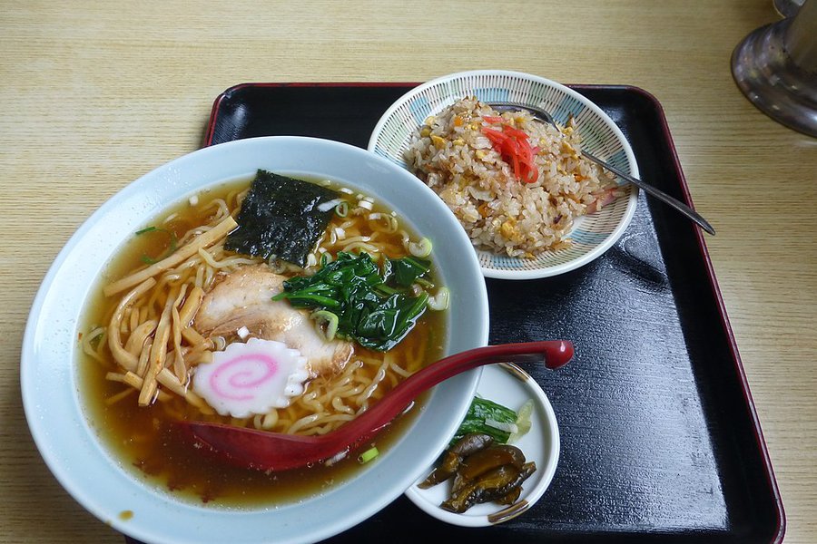 1024px-Ramen_with_half_sized_fried_rice（ラーメン半チャーハンセット）.jpg
