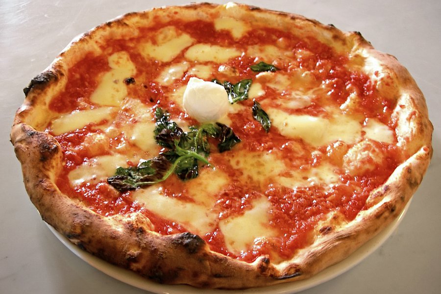 Eq_it-na_pizza-margherita_sep2005_sml.jpg